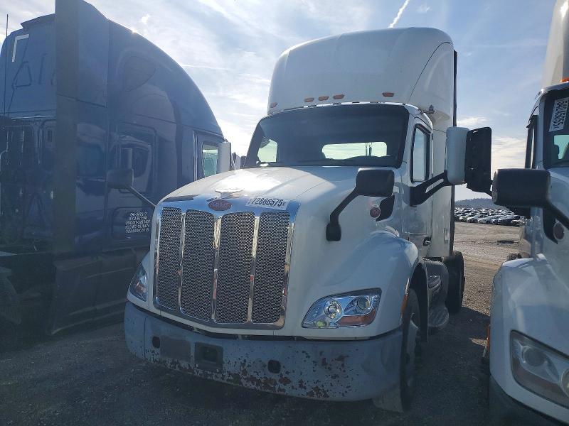 2017 Peterbilt 579 Semi Truck