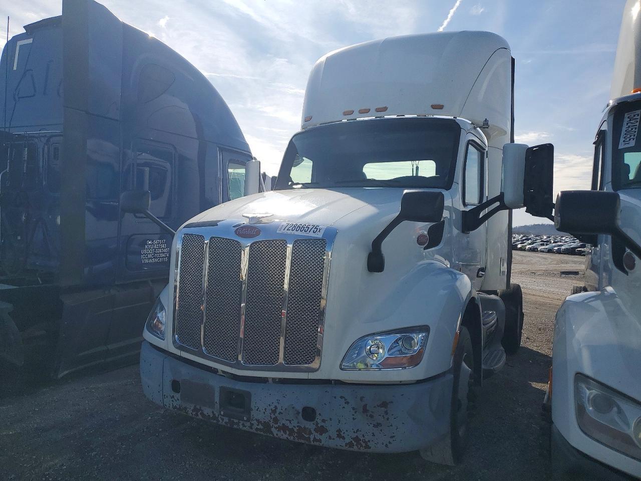 2017 Peterbilt 579 Semi Truck