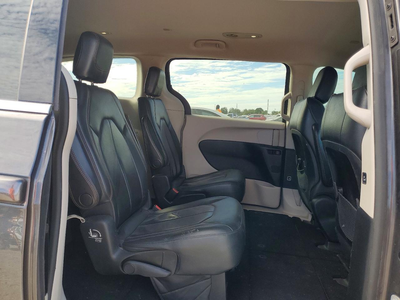 2017 Chrysler Pacifica Touring l