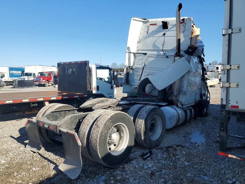 2005 Volvo VNL Semi Truck