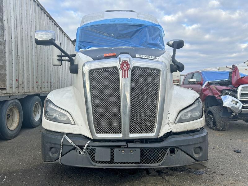 2022 Kenworth T680 Semi Truck