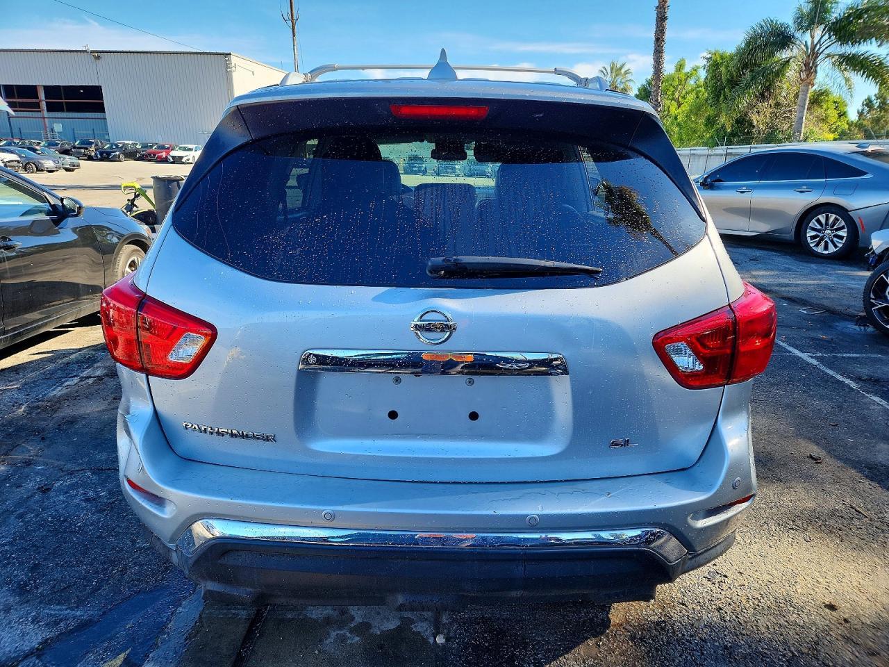 2017 Nissan Pathfinder sl