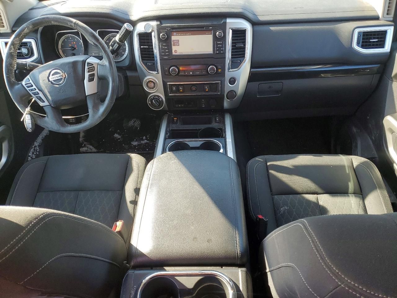 2017 Nissan Titan sv