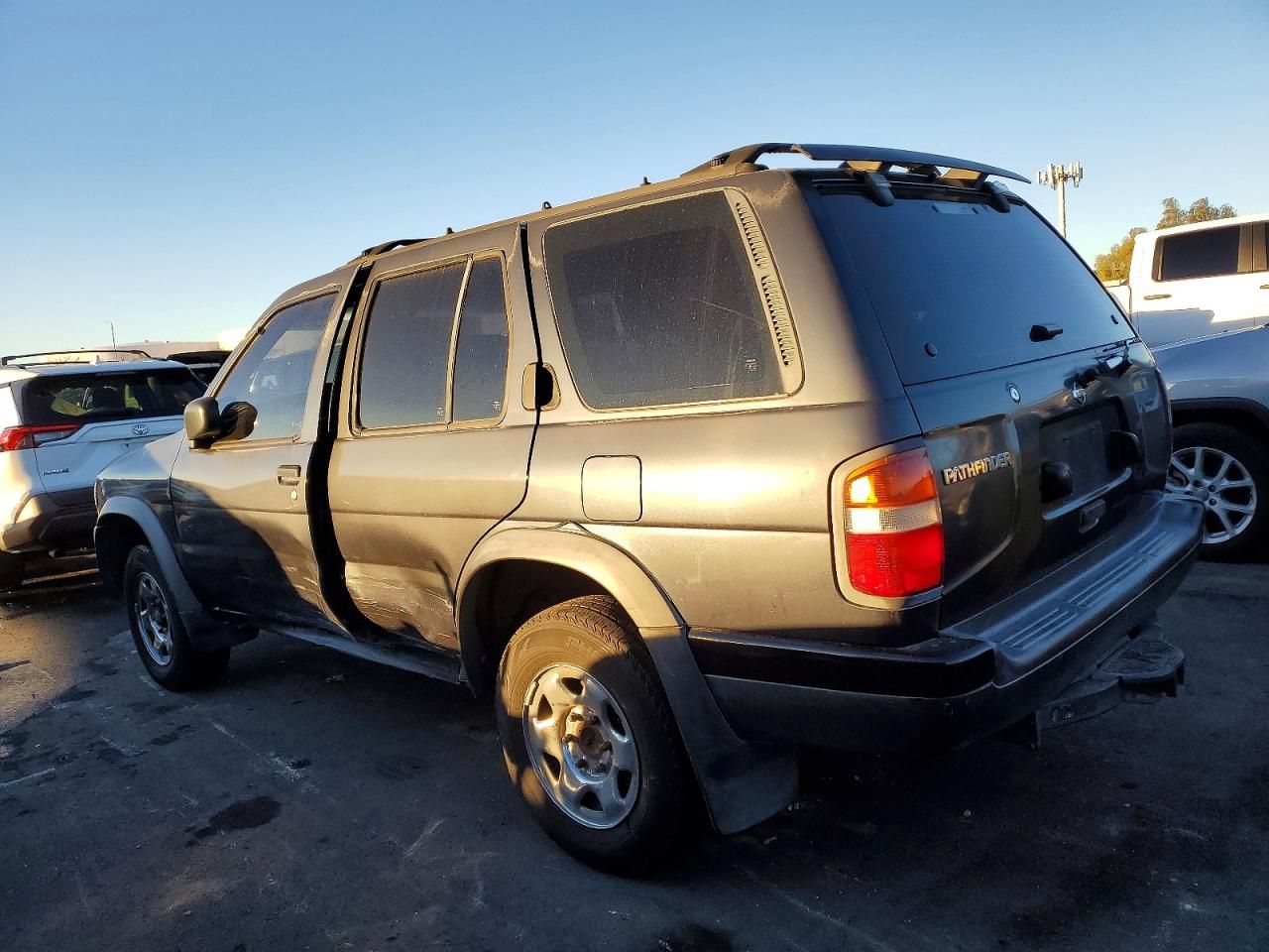 1997 Nissan Pathfinder xe