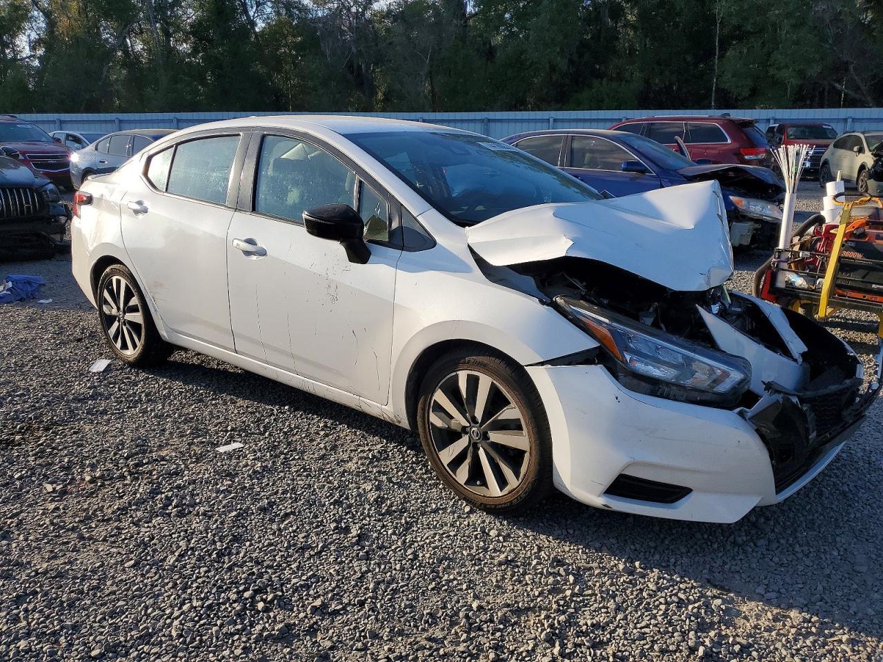 2022 Nissan Versa sr
