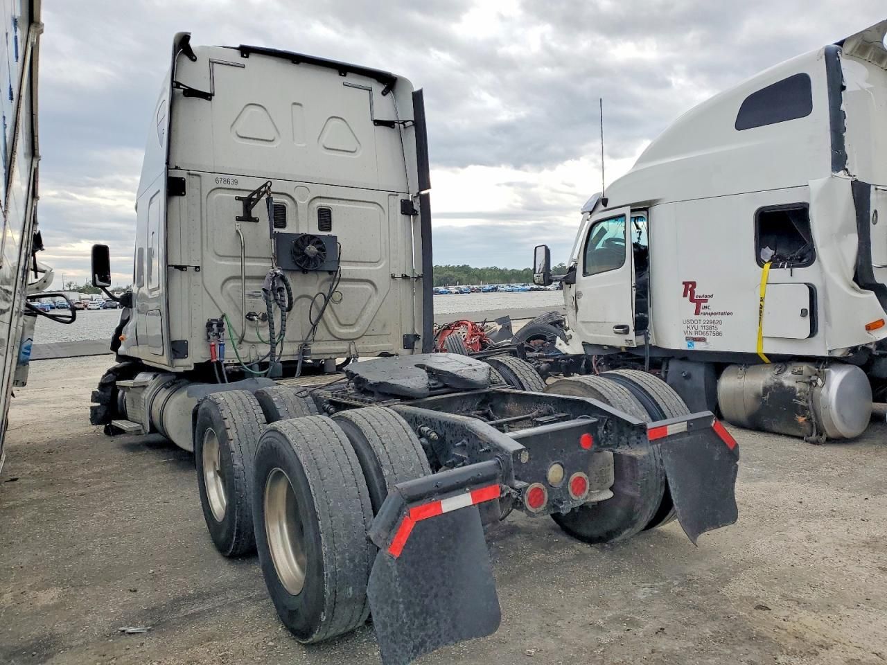 2014 Freightliner Cascadia 125 Semi Truck