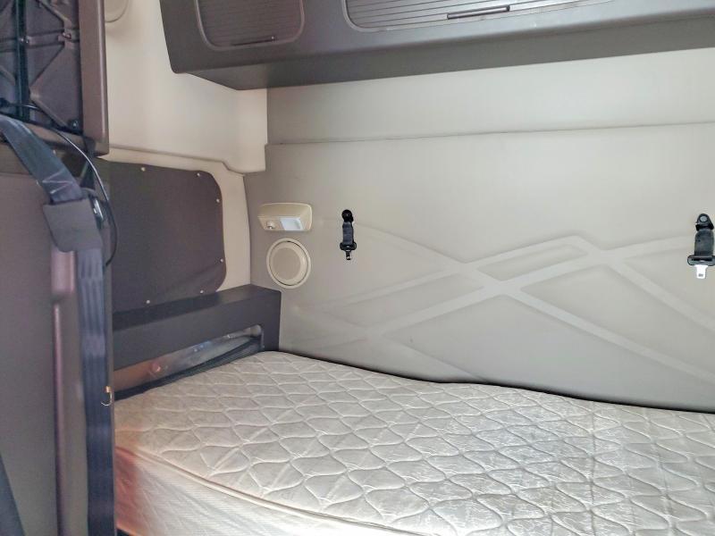 2016 Volvo VNL Semi Truck