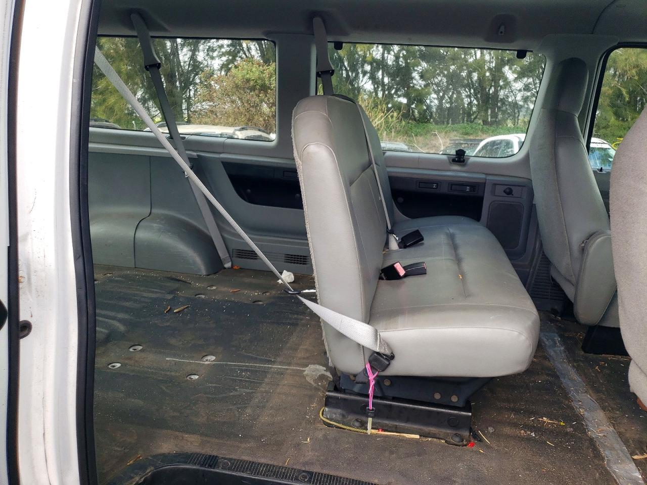 2011 Ford Econoline E350 Super Duty Wagon