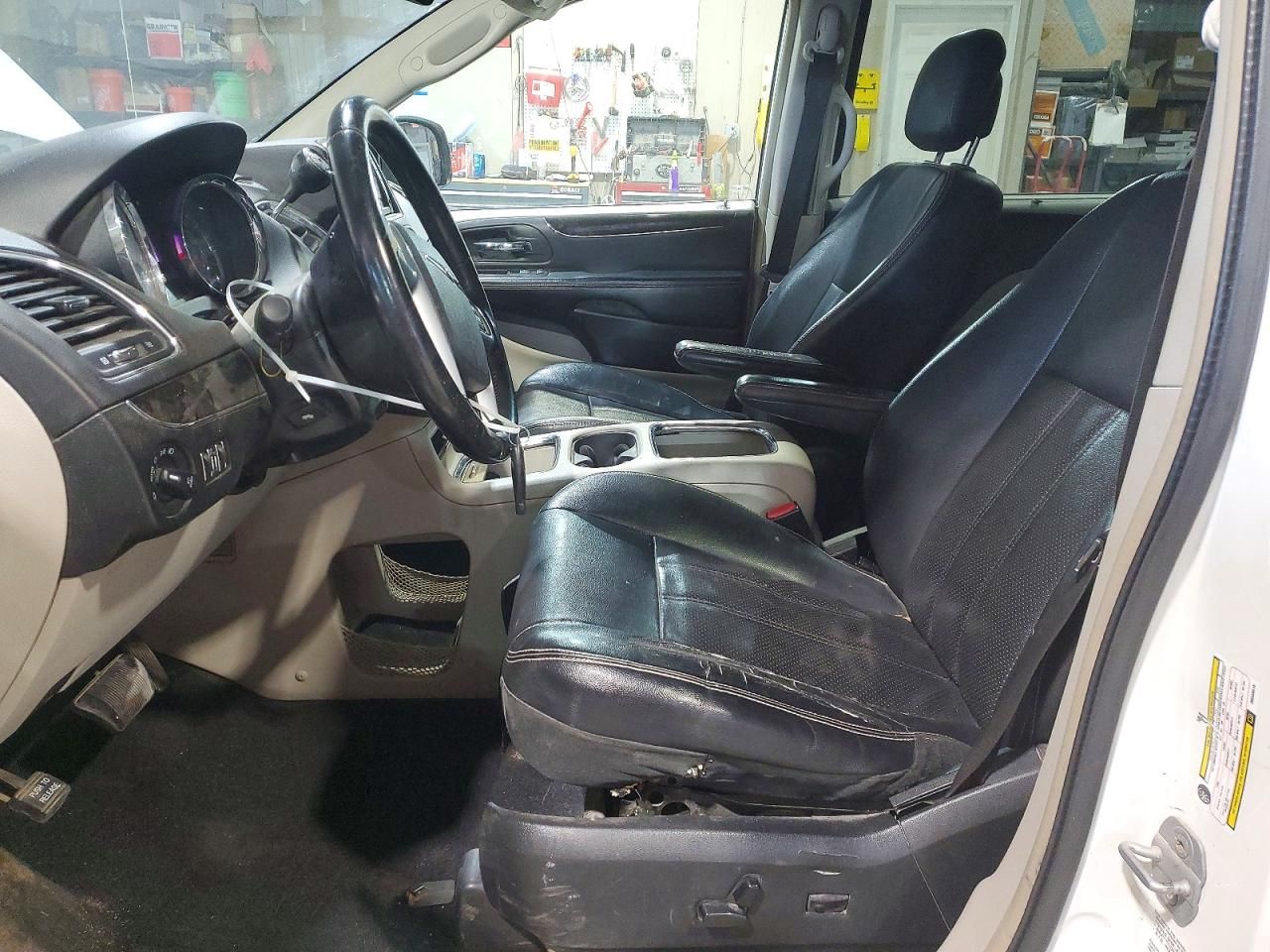 2013 Chrysler Town & Country Touring l