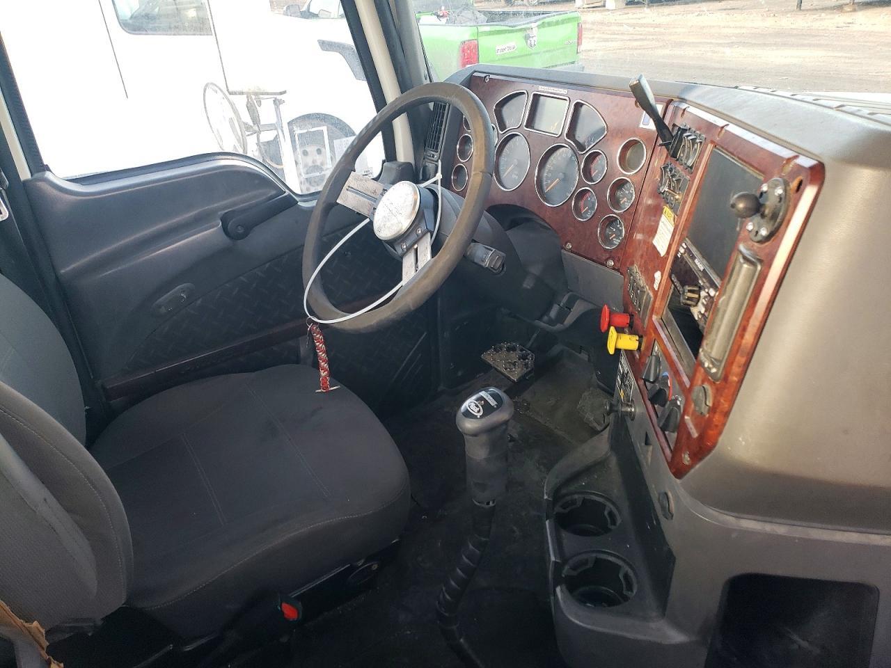 2016 Mack CHU613 Semi Truck