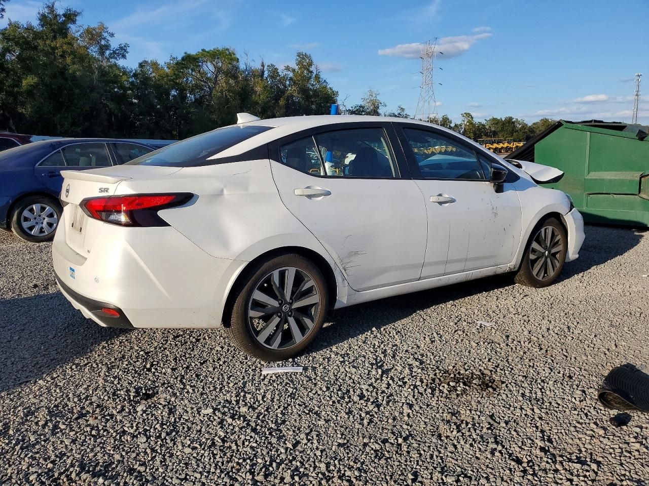 2022 Nissan Versa sr
