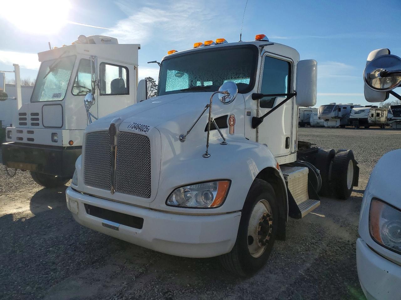 2017 Kenworth T370 Semi Truck