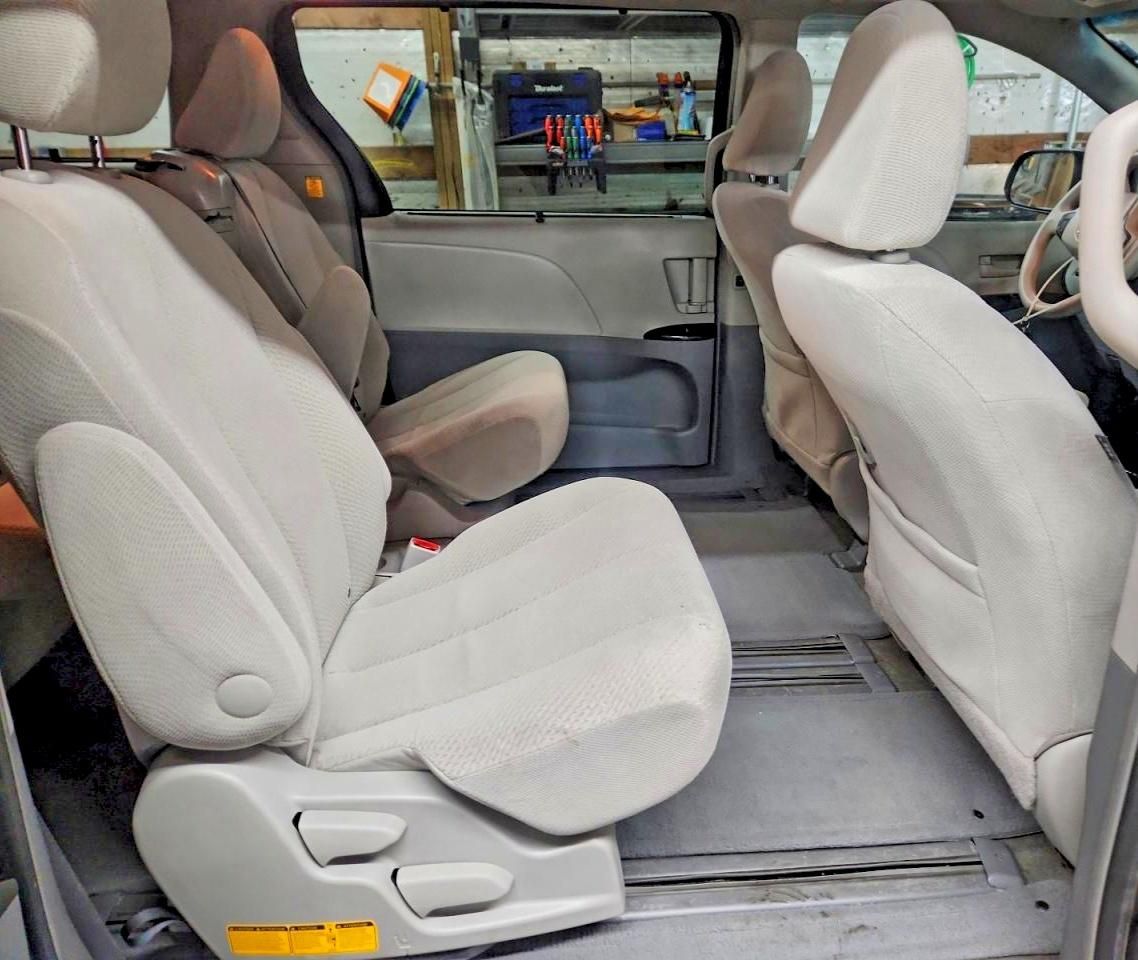 2012 Toyota Sienna le