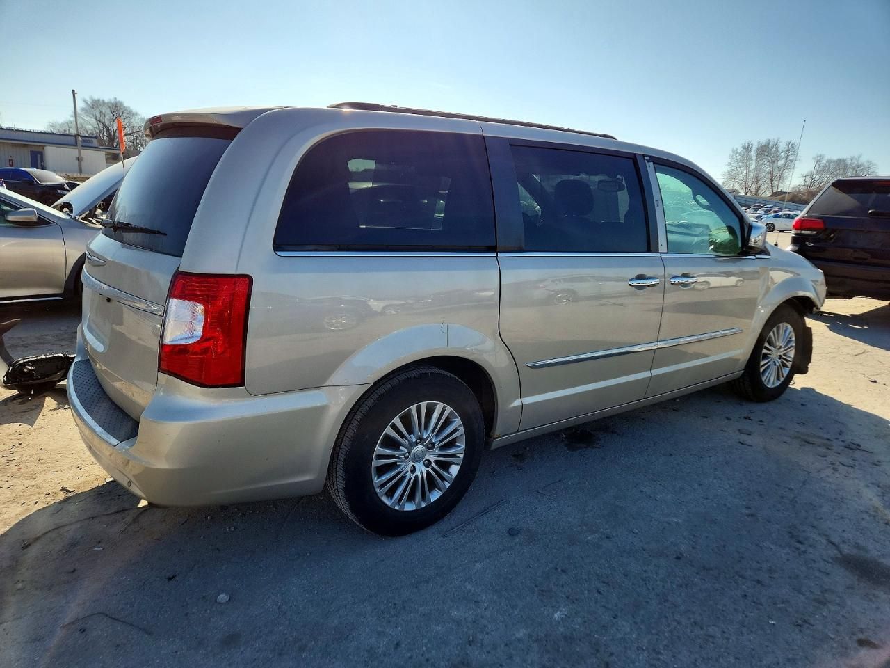 2013 Chrysler Town & Country Touring l