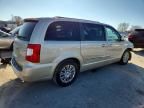 2013 Chrysler Town & Country Touring l