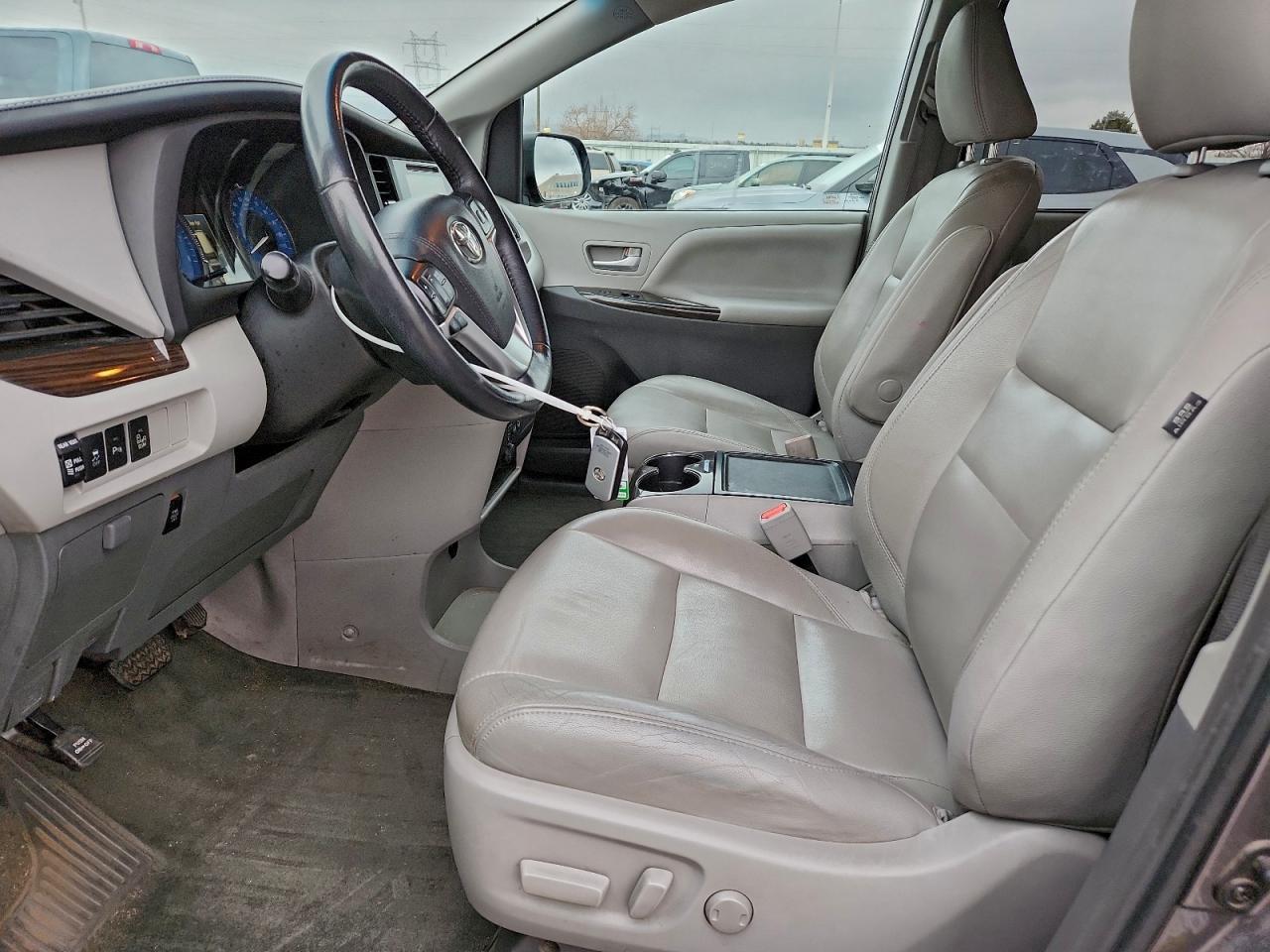 2017 Toyota Sienna xle 7-passenger