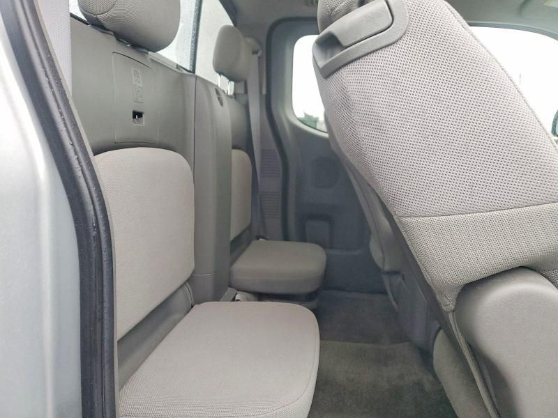 2010 Nissan Frontier King cab se