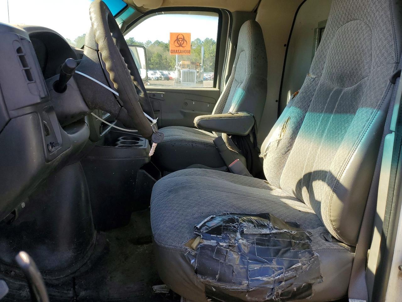 2004 Chevrolet Express Delivery Truck