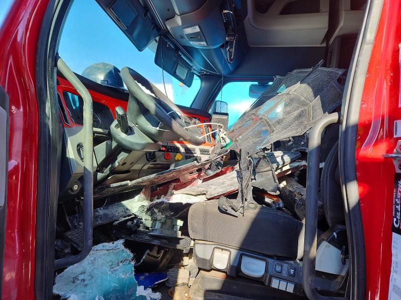 2020 Freightliner Cascadia 1-Semi Truck