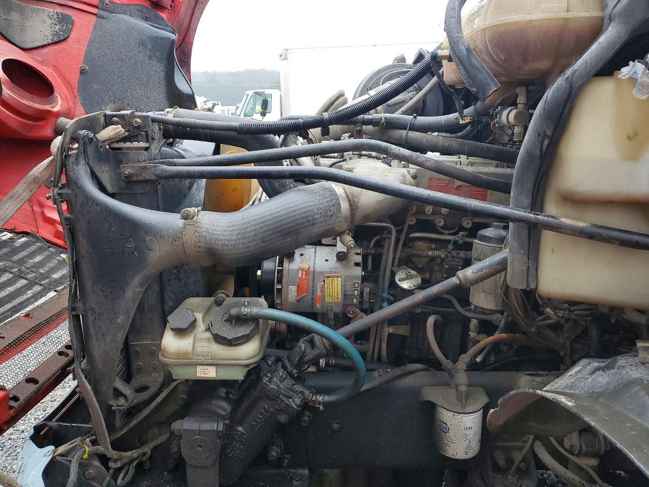 2006 Freigliner 2004 Freightliner Columbia 112 Semi Truck