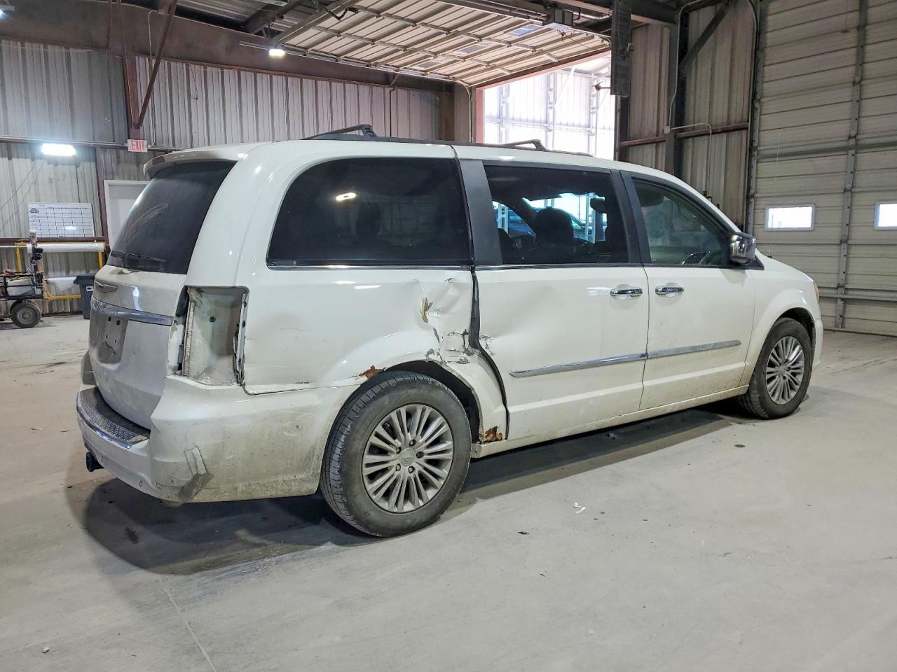 2013 Chrysler Town & Country Touring l