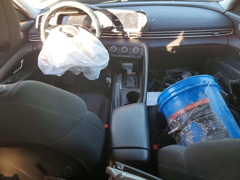 2025 Hyundai Elantra se