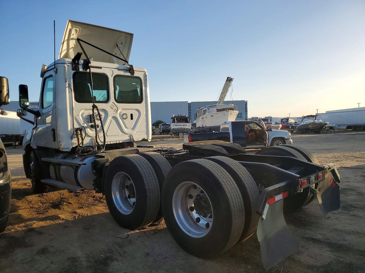2021 Freightliner Cascadia 116 Semi Truck