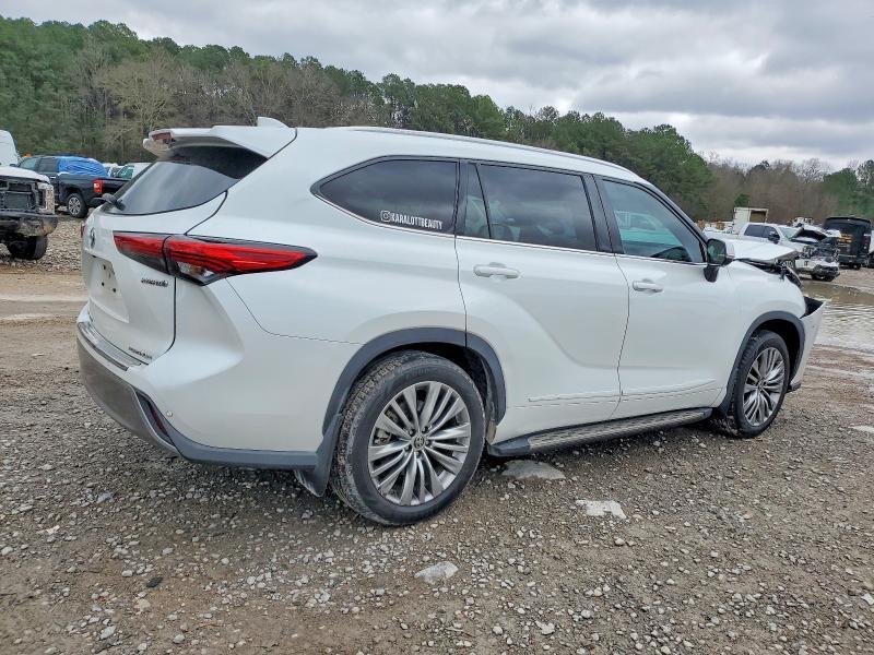 2022 Toyota Highlander Hybrid Platinum