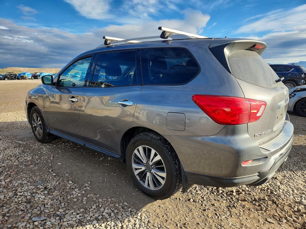 2017 Nissan Pathfinder s