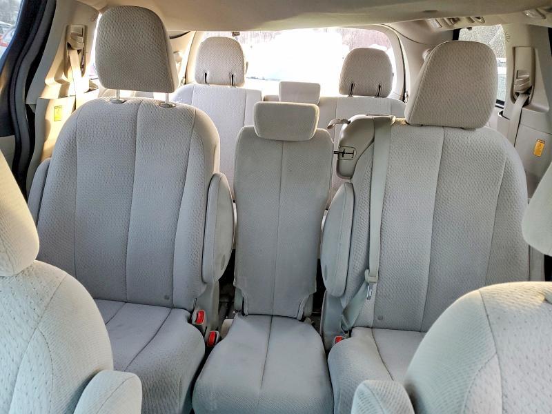 2012 Toyota Sienna le 8 Passenger