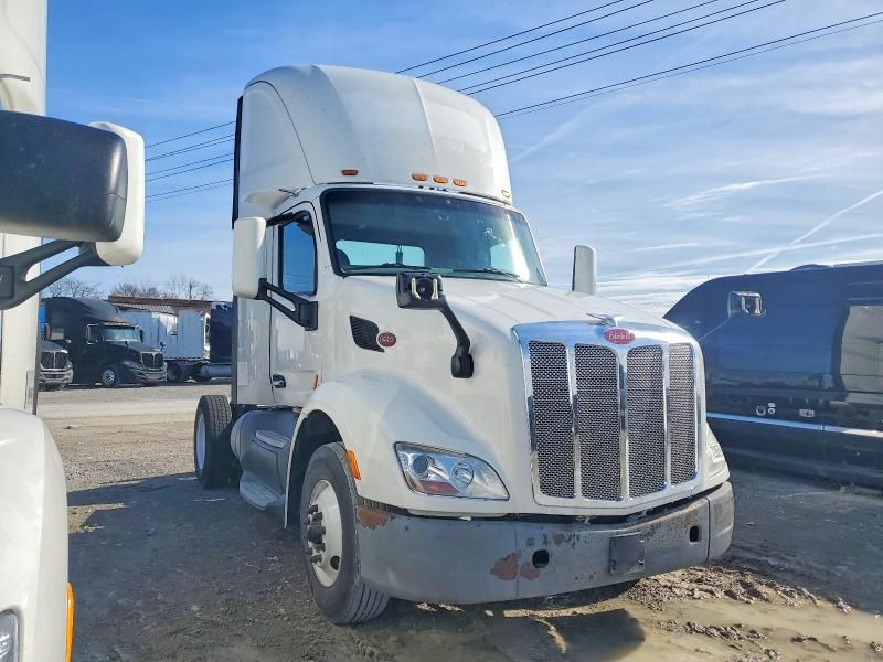 2016 Peterbilt 579 Semi Truck