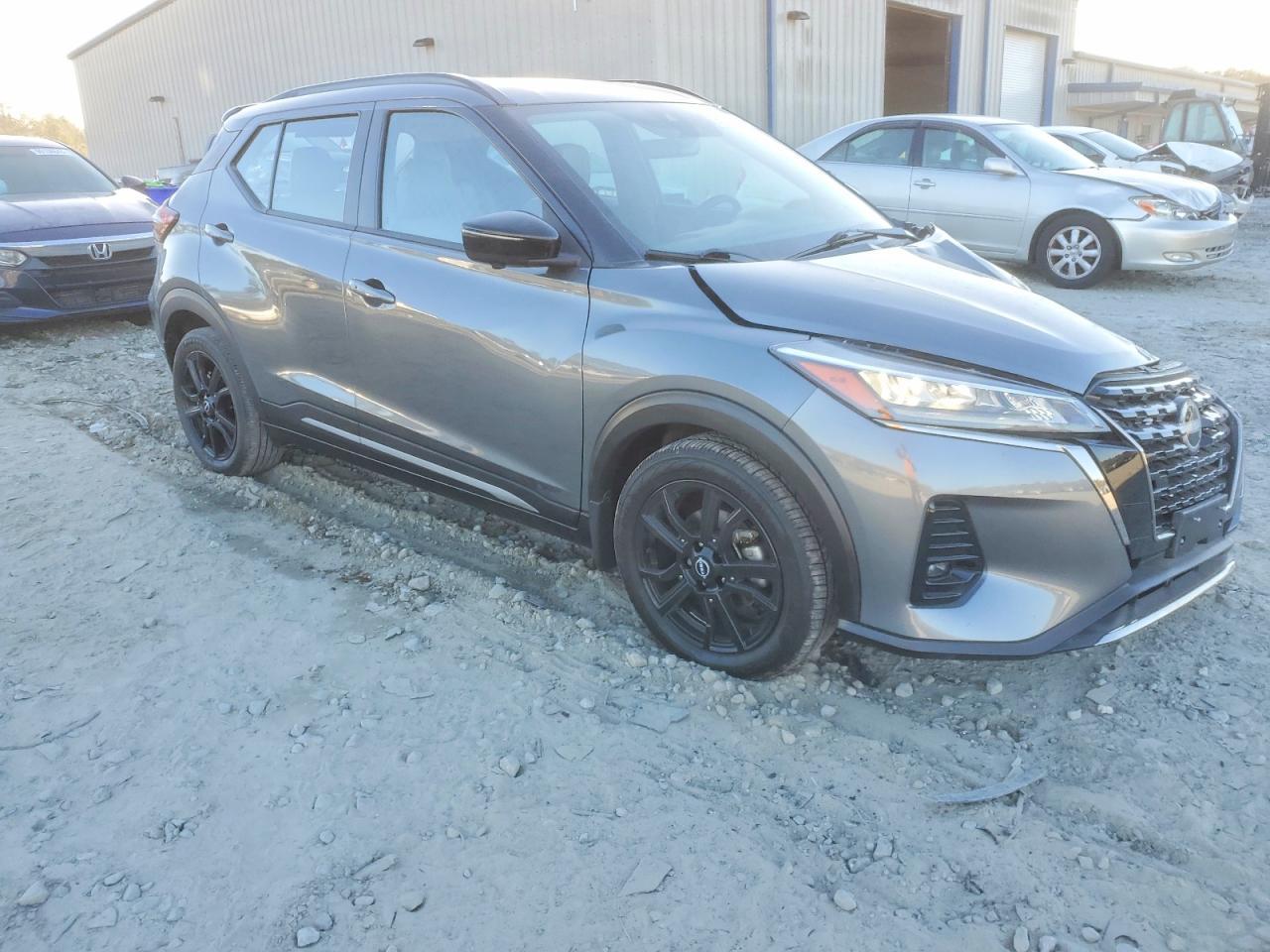 2023 Nissan Kicks sr