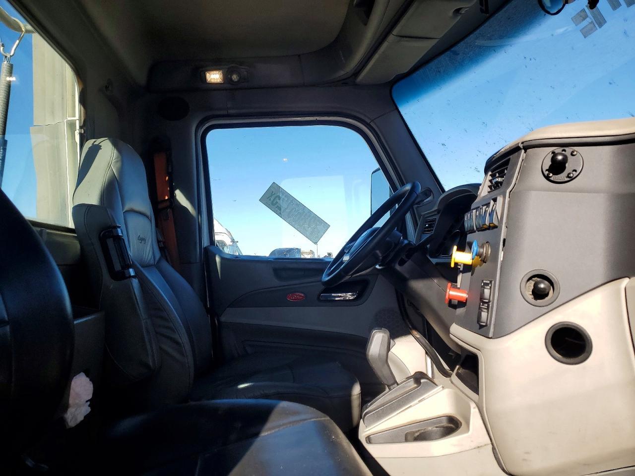 2018 Peterbilt 579 Semi Truck