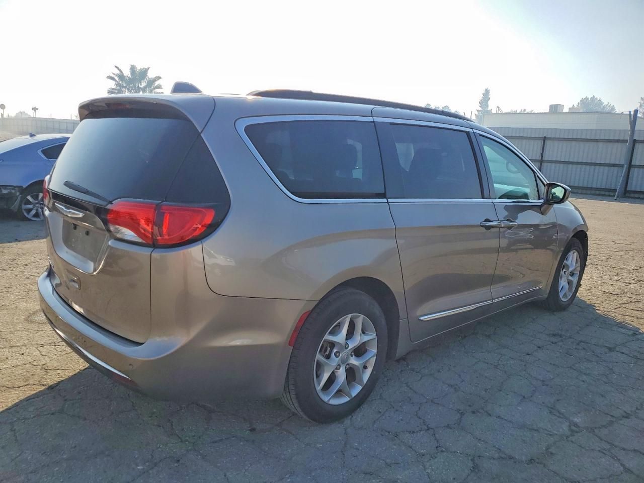 2017 Chrysler Pacifica Touring l
