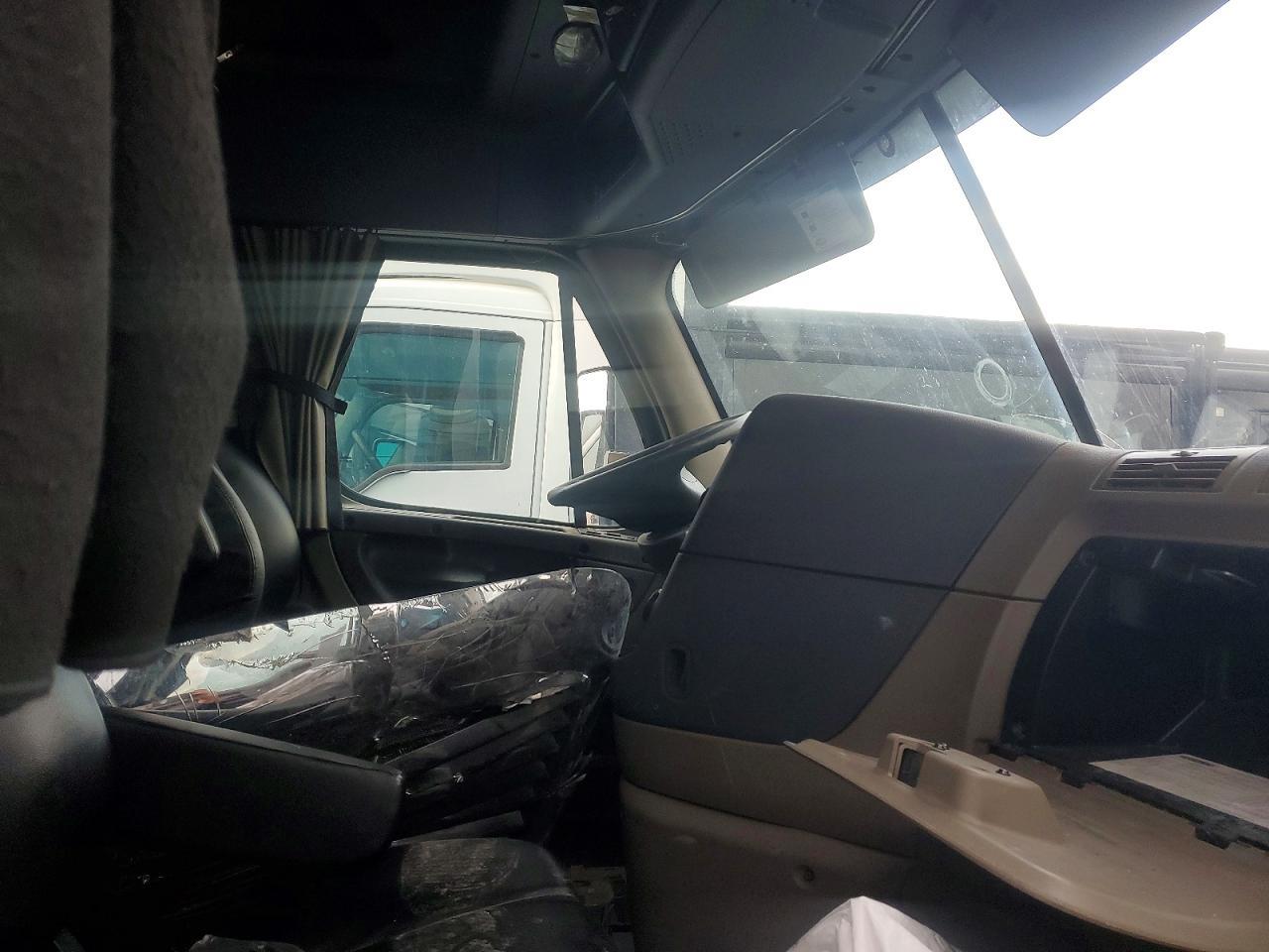 2016 Freightliner Cascadia 125 Semi Truck