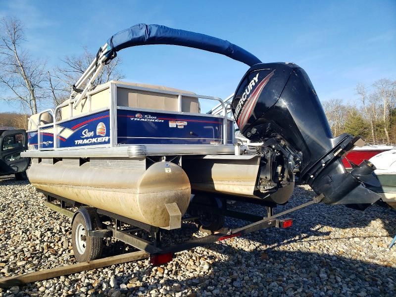 2018 Sun Tracker Partyhut