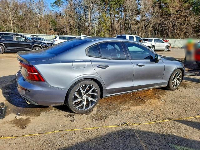 2020 Volvo S60 T5 Momentum
