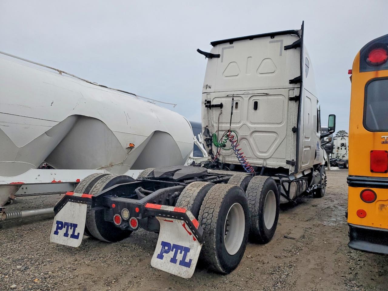 2021 Freightliner Cascadia 126 Semi Truck