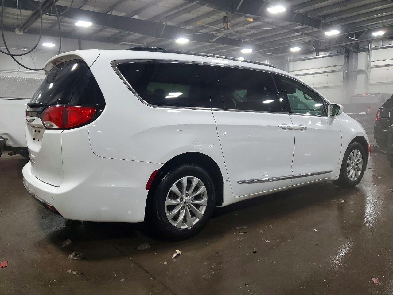 2017 Chrysler Pacifica Touring l