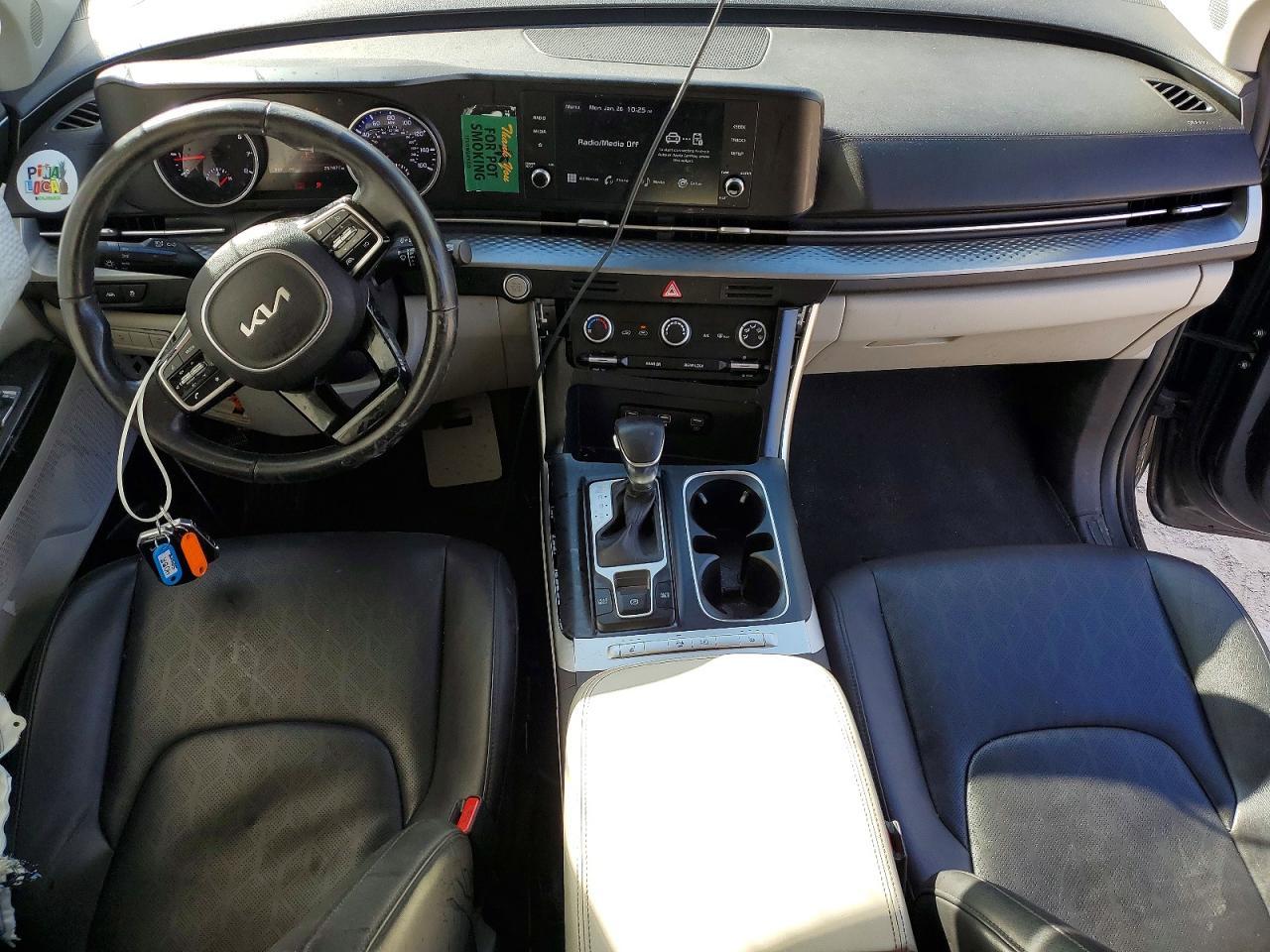 2023 KIA Carnival lx