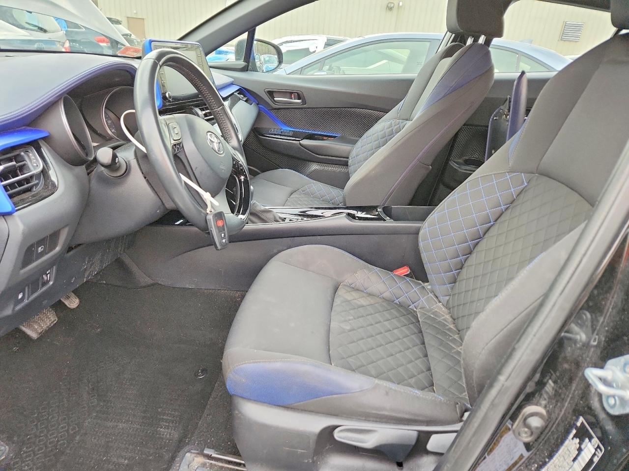 2022 Toyota C-hr xle