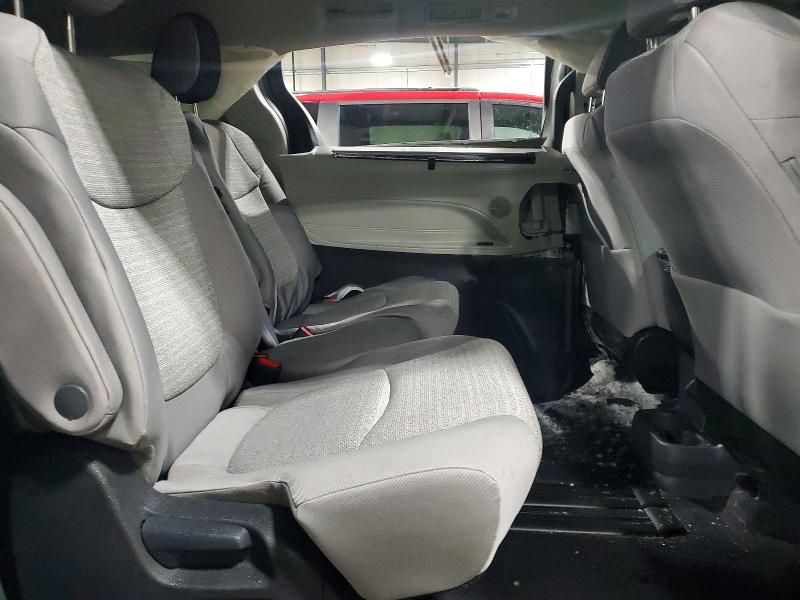 2023 Toyota Sienna le