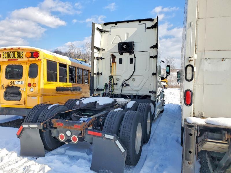 2016 Freigliner 2016 Freightliner Cascadia 113 Semi Truck