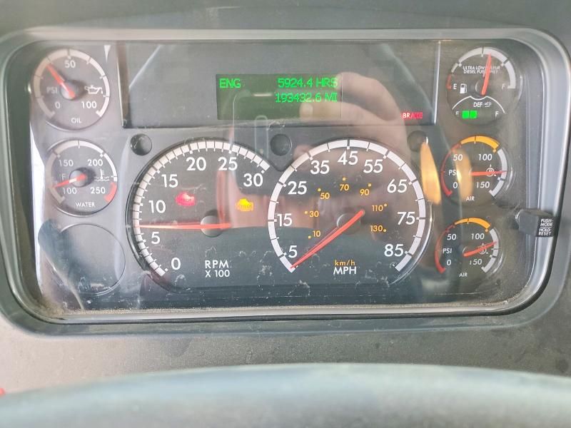 2013 Freigliner 2013 Freightliner Business Class M2 BOX Truck