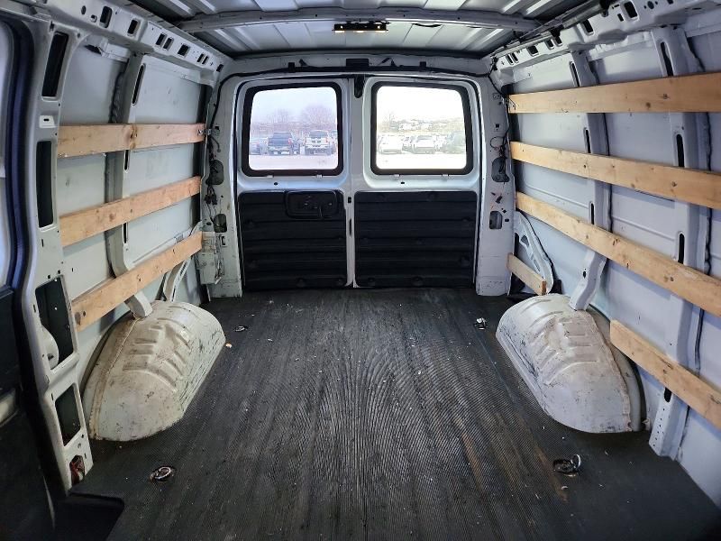 2017 GMC Savana 2500 Delivery van