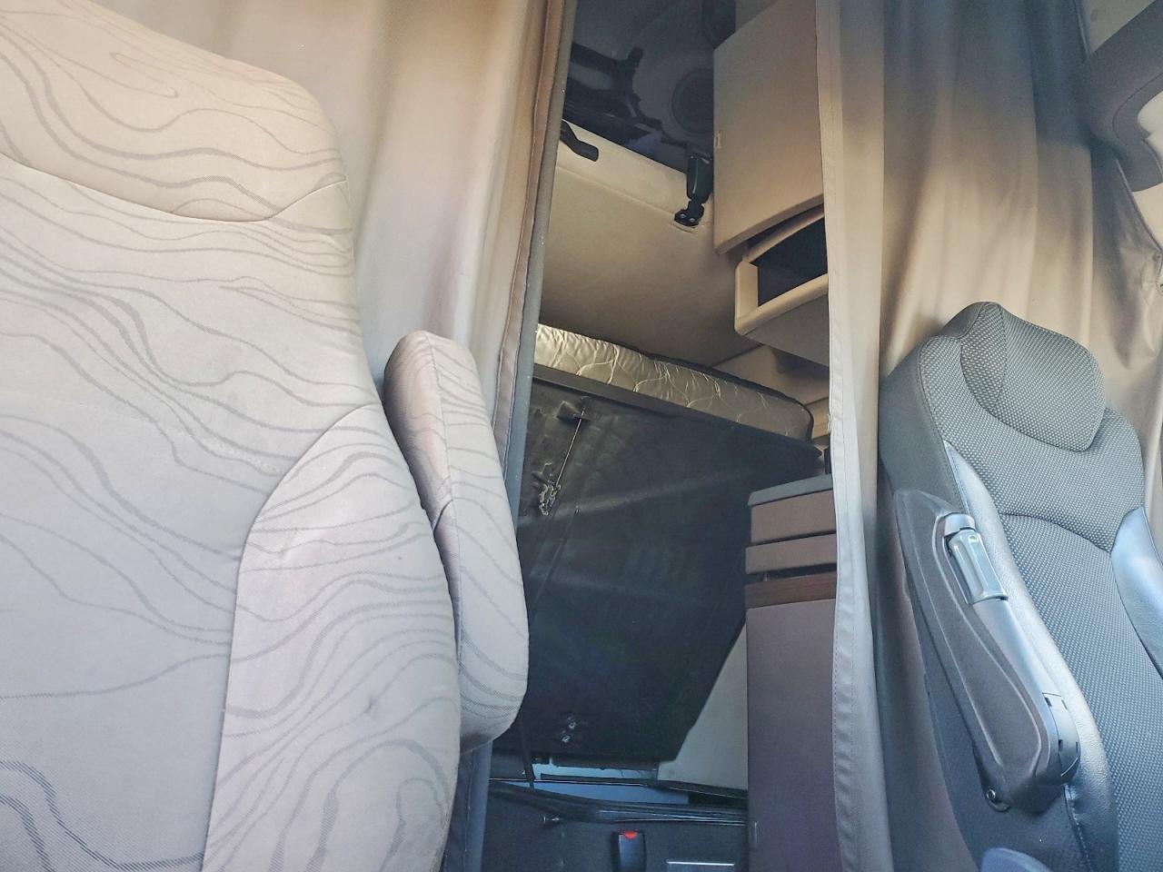 2012 Volvo VNL Semi Truck