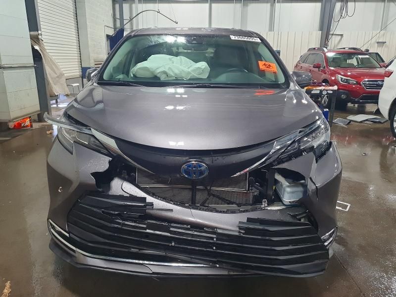 2021 Toyota Sienna xle
