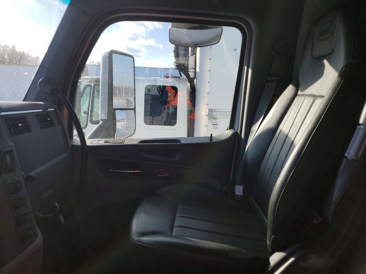 2016 Peterbilt 579 Semi Truck