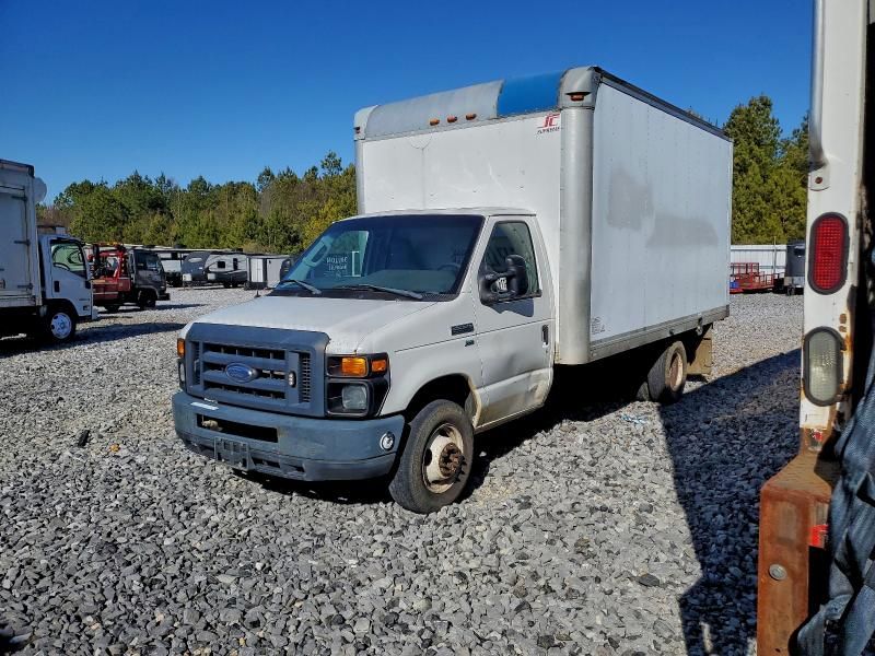 2013 Ford Econoline E350 Super Duty Cutaway Van