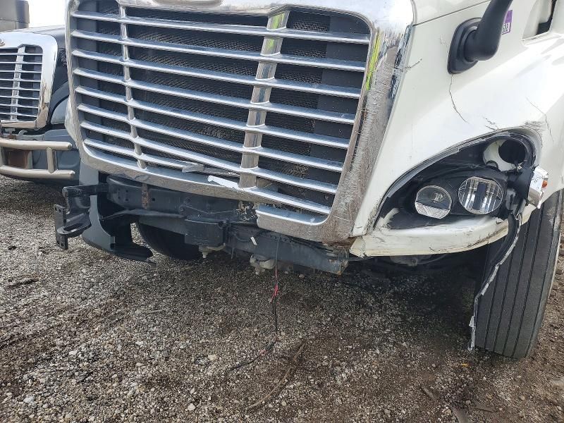 2015 Freightliner Cascadia Semi Truck